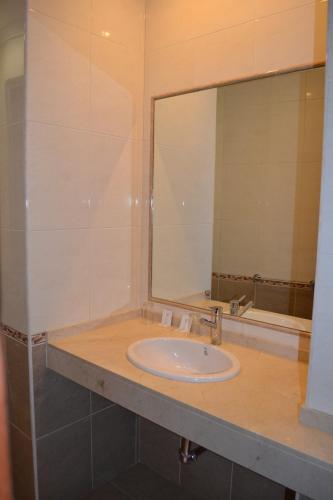 Twin Room image 3