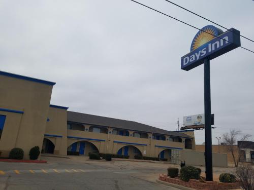 Days Inn by Wyndham Oklahoma City NW Expressway - image 3
