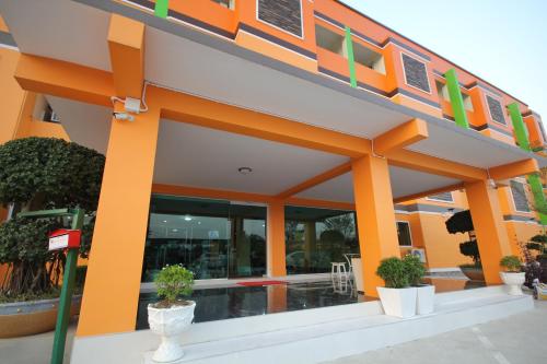 Entrance, Windsor Resort in Lopburi