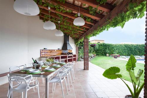 Family Oasis w Private Pool in Garriguella