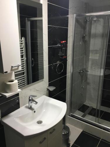 Twin Room with Shower