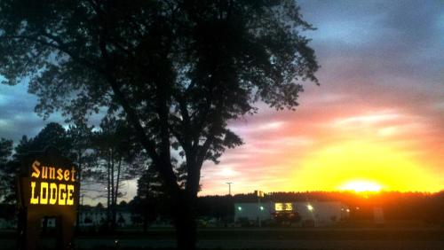 Sunset Lodge Escanaba - image 2