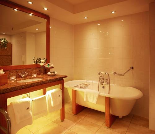 Aghadoe Heights Hotel & Spa Stop at Aghadoe Heights Hotel & Spa to discover the wonders of Killarney. The property features a wide range of facilities to make your stay a pleasant experience. Service-minded staff will welcome an