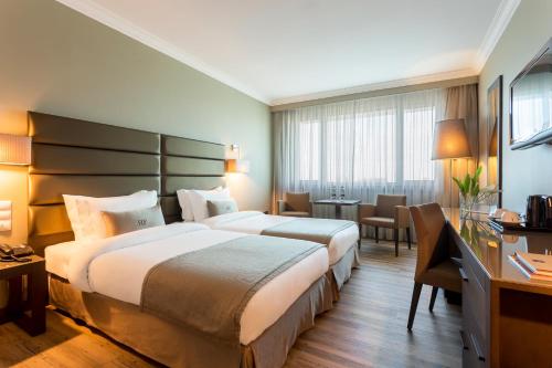 Executive Twin Room image 4