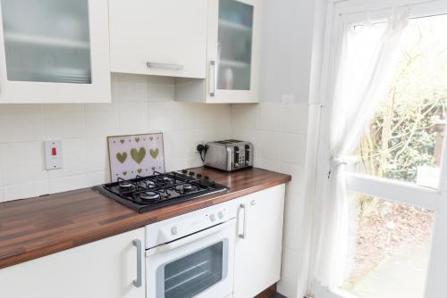 City Centre - Business or Leisure - Parking - Excellent Location Rating - image 3