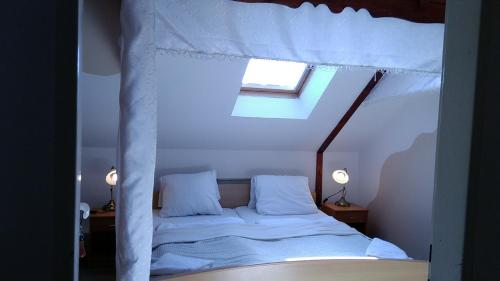 2 bedrooms, 5 beds