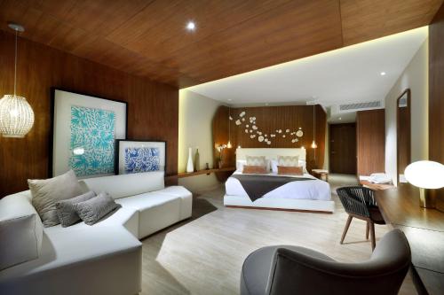 Beachside Swim Up Junior Suite