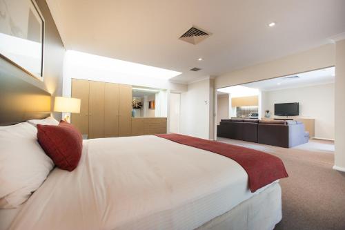 Ramada Hotel & Suites by Wyndham Cabramatta - image 6