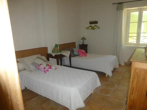 2 twin beds