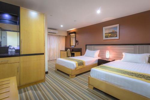 Deluxe Twin Room image 6