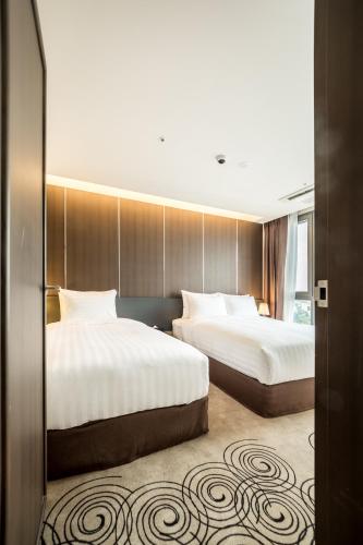 1 double bed, 1 twin bed