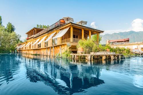 

5-BR houseboat on Dal Lake, by GuestHouser
