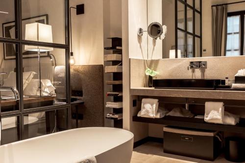 room detail thumbnail 2