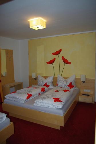 2 bedrooms, 5 beds