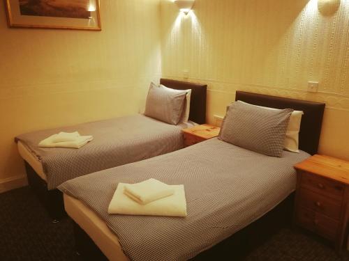 4 twin beds