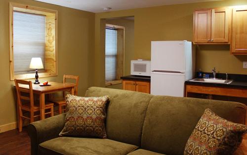 Tahquamenon Suites Lodging - image 5