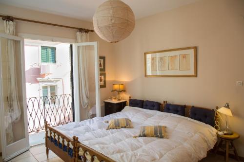 2 twin beds, 1 sofa bed