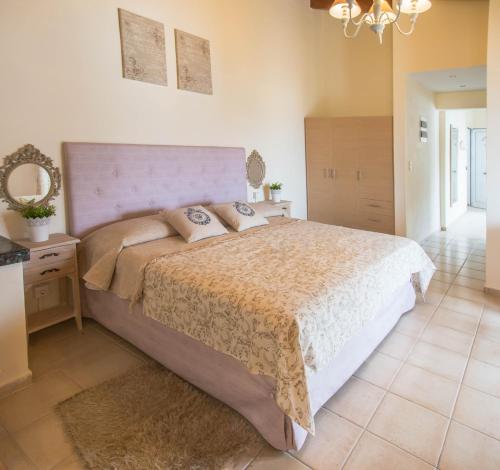 2 twin beds, 1 sofa bed