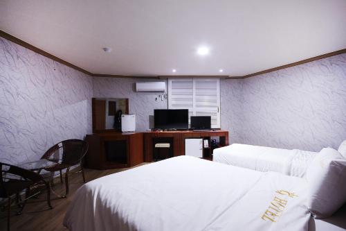 Happy Q Motel Stop at Happy Q Motel to discover the wonders of Andong-si. Both business travelers and tourists can enjoy the propertys facilities and services. Service-minded staff will welcome and guide you at Ha