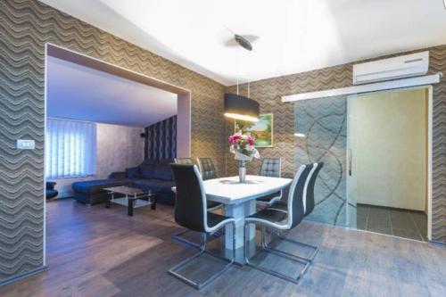 Luxury apartment with backyard and private pool - main image