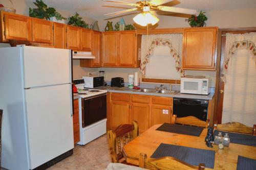 Hartman Hideaway Economy Cabin - image 5