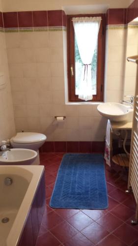 Ванна кімната, A Casa di Lizzy B&B in Пекіолі