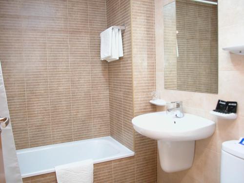 Twin Room image 2
