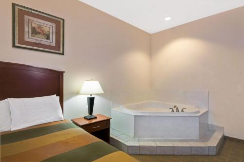 Deluxe King Suite with Spa Bath - Non-Smoking