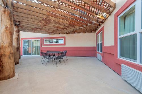 Days Inn by Wyndham Manitou Springs image 3