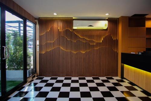 ดิ โอ-โซน แอร์พอร์ต อินน์ (The O-Zone Airport Inn) near โรงเรียนเทพศิรินทร์ร่มเกล้า