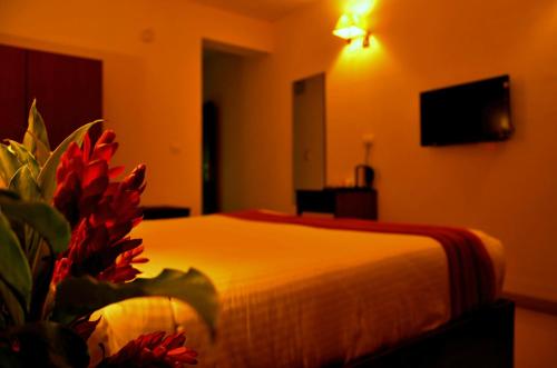 The Queeny The Queeny is conveniently located in the popular Verna area. The property offers guests a range of services and amenities designed to provide comfort and convenience. Service-minded staff will welcom