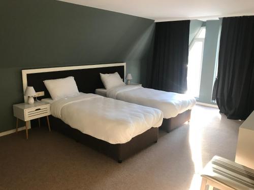 2 twin beds