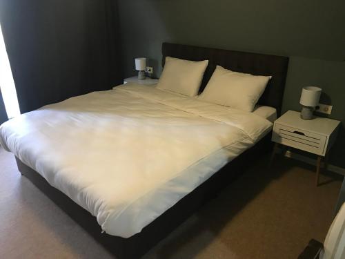 2 twin beds