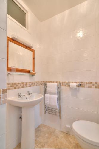 Avron House - image 8