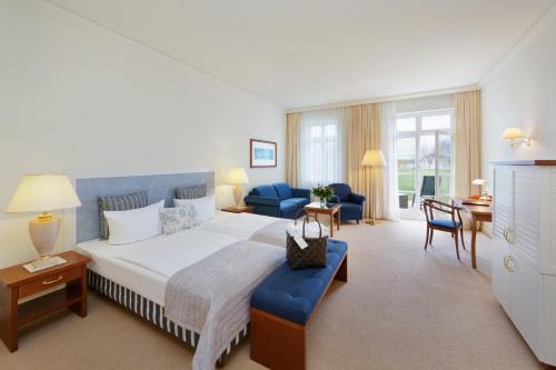 1 queen bed, 1 sofa bed