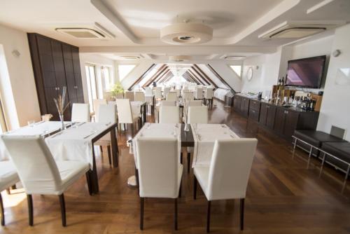 E' Hotel - image 5