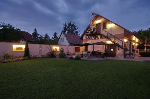 ทัศนียภาพภายนอกโรงแรม, Mátyás Apartmanház (Matyas Apartmanhaz) in คาสเตลิเคิร์ต