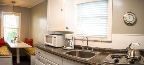 Palm Cottages In Or