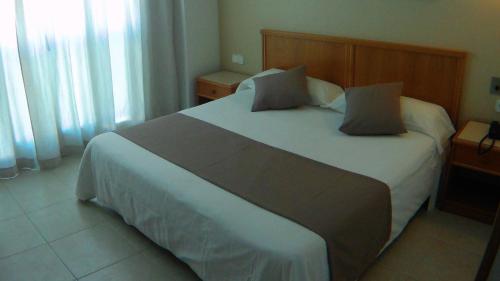 Double or Twin Room image 4