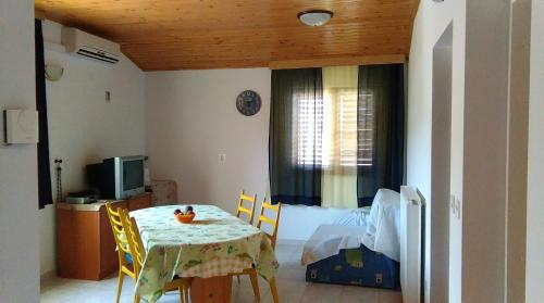 Apartments with a parking space Rukavac Vis - 13337 - main image