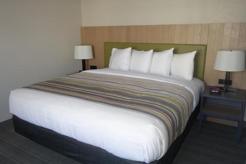 Country Inn & Suites by Radisson, Bakersfield, CA