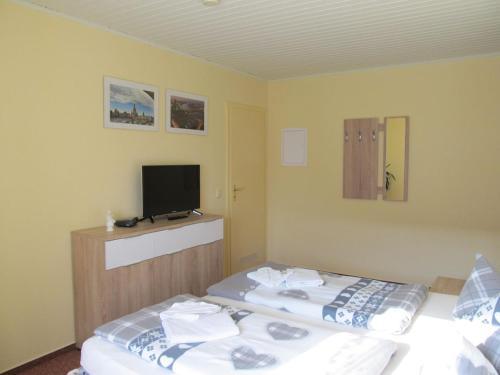 2 bedrooms, 3 beds