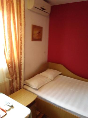1 double bed, 1 twin bed