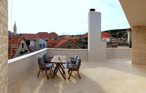  Anzulović Apartments in 21465 Jelsa