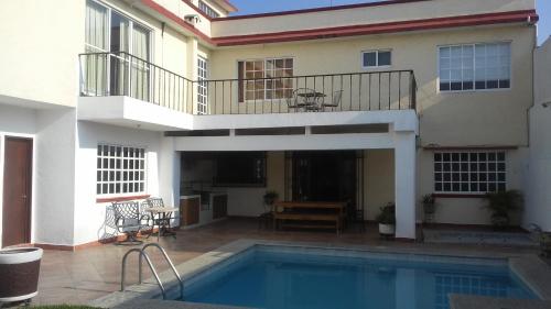 Casa privada completa , para 8 personas para descanso y o trabajo tambien por habitacion con baño privado para 2 o 4 personas compartiendo areas comunes in Cuernavaca, Mexico