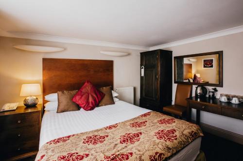 The Sun Hotel & Bar - image 4