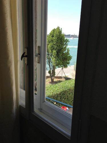 Twin Room with Sea View image 4