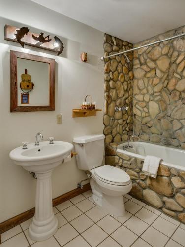 Bathroom, Minturn Inn in Minturn (CO)