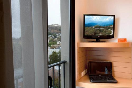 Central Hotel - image 12