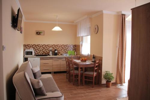 Imola és Andrea Apartmanház 2 - image 3